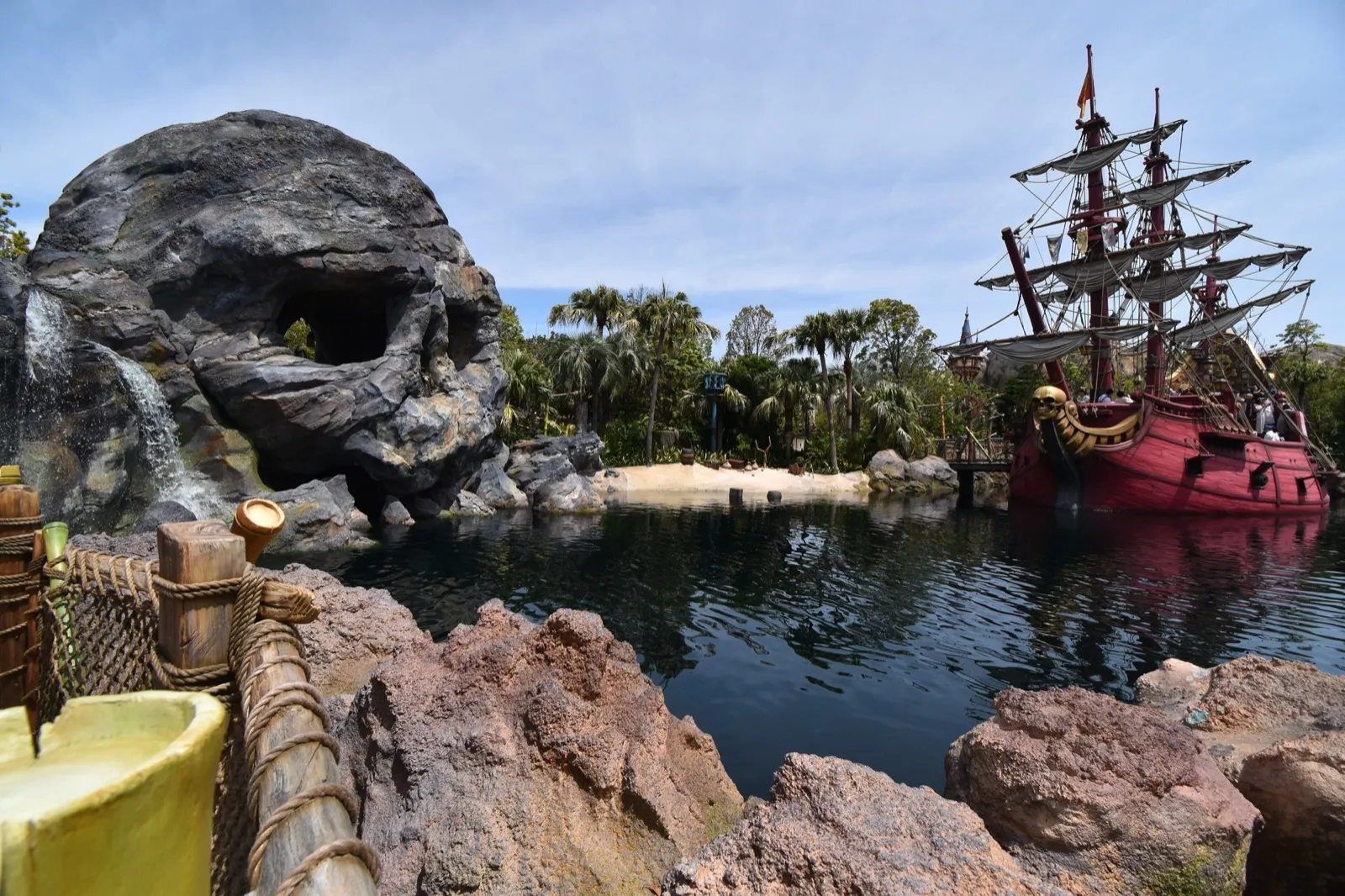 ピーターパンのネバーランドの髑髏岩と海賊船