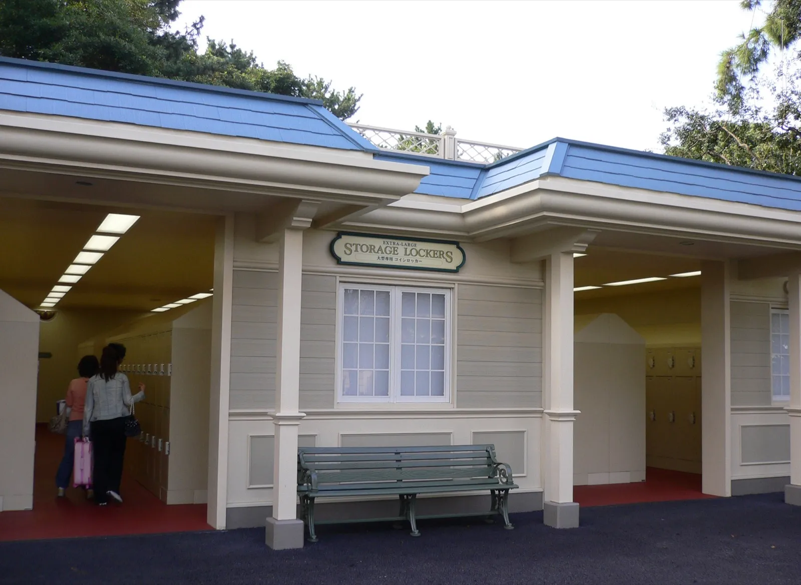 東京ディズニーランドのパーク外にあるコインロッカーの建物