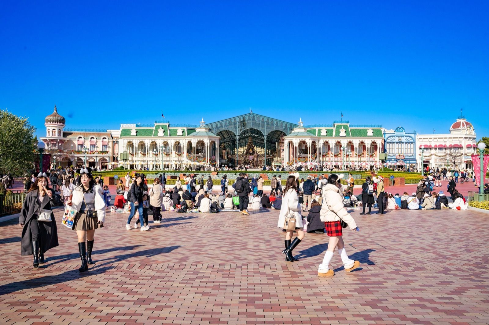 東京ディズニーランドのエントランス付近の広場