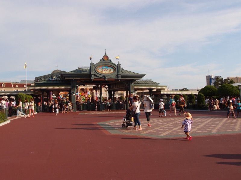 人の少ない東京ディズニーランドのエントランス前広場
