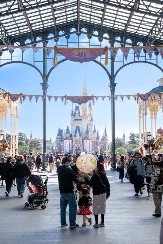 人の少ない東京ディズニーランドのエントランス前広場