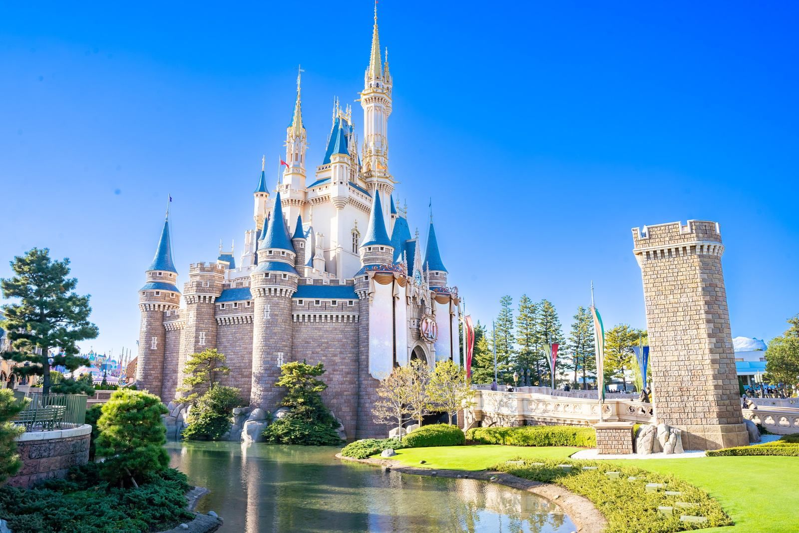 青空の下のシンデレラ城とお堀（東京ディズニーランド）