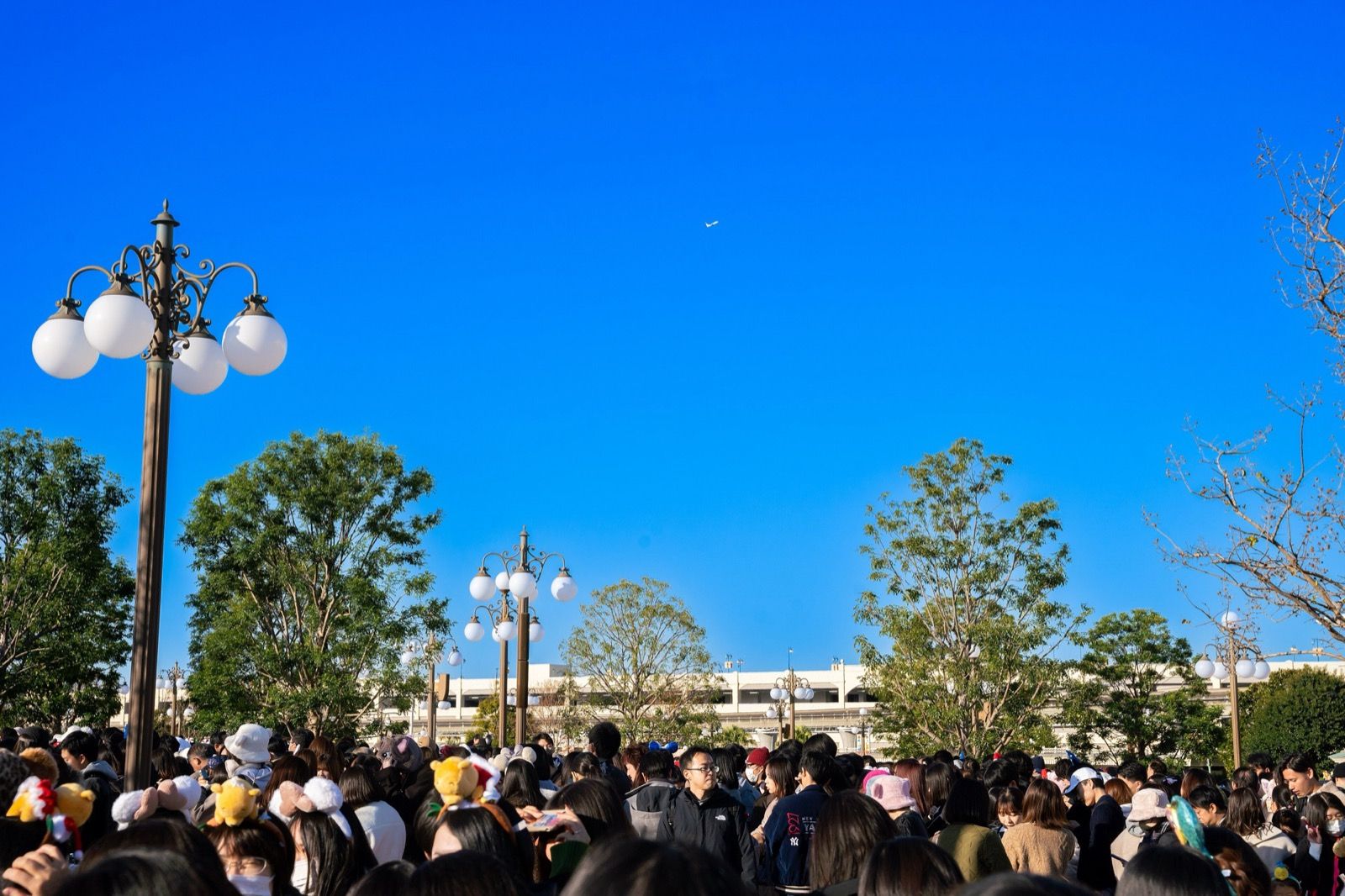 青空の東京ディズニーランドのメインエントランス付近