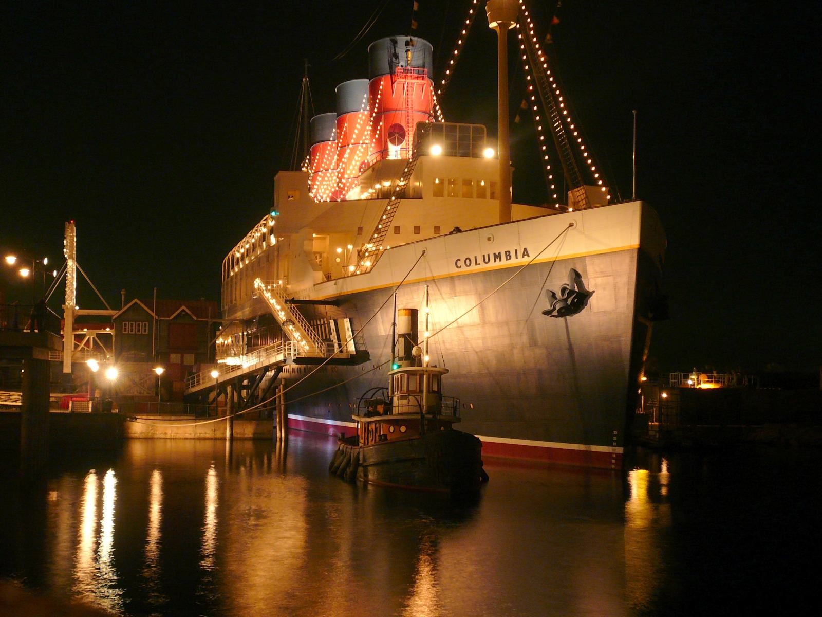 夜にライトアップされたS.S.コロンビア号(東京ディズニーシー)