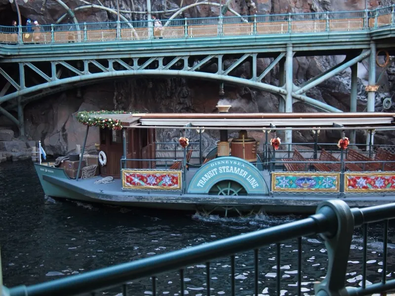 クリスマスのリースで飾られたディズニーシー・トランジットスチーマーラインの船