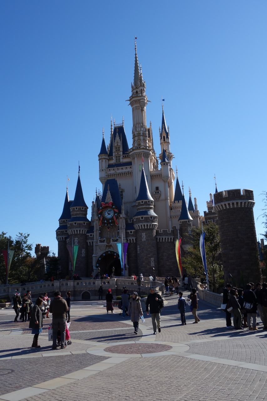 11月下旬、コート姿の人が行き交うシンデレラ城前(東京ディズニーランド)