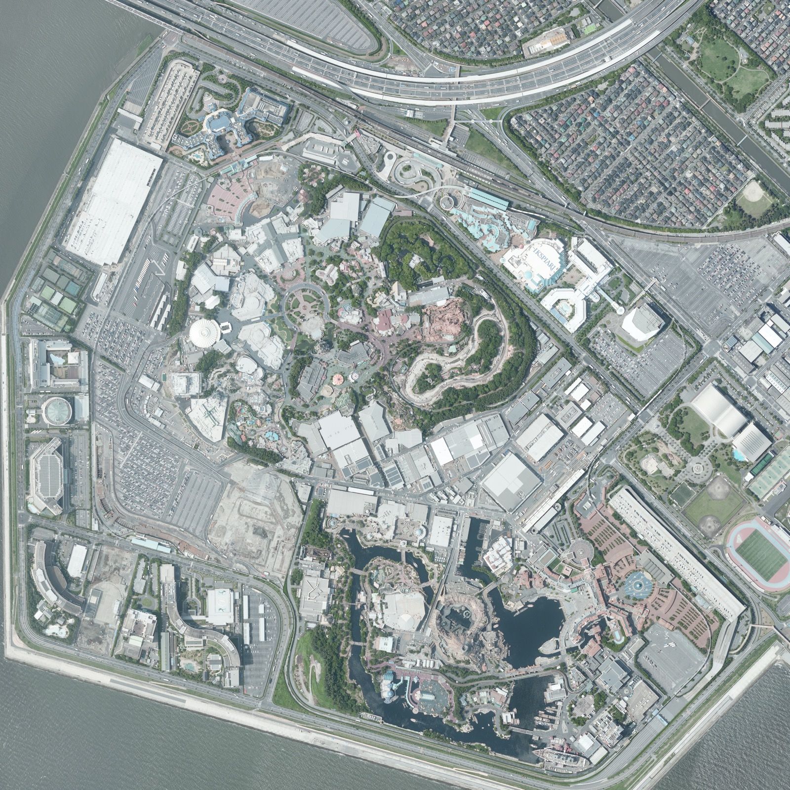 東京ディズニーリゾートの空中写真（2019年）。パークのまわりに広い駐車場が見える
