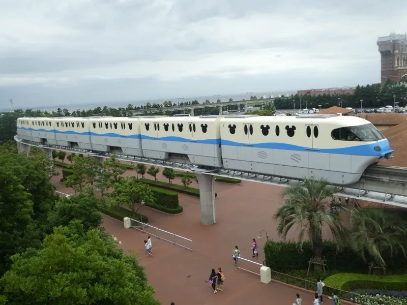 ディズニーリゾートラインの車両と奥の駐車場