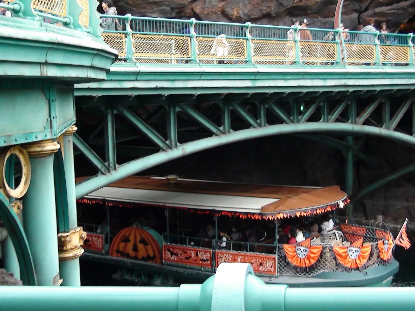 ハロウィーンの飾りをつけたディズニーシー・トランジットスチーマーラインの船