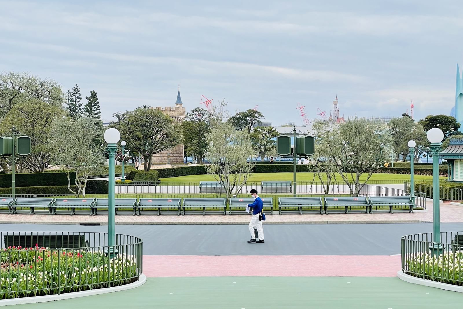 人の少ない広場と通路、街灯と植え込み（東京ディズニーランド）
