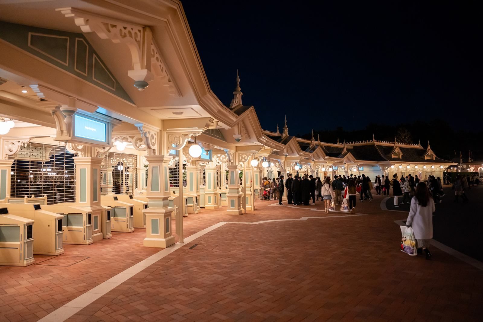 夜のメインエントランスの入園ゲートの並び(東京ディズニーランド)