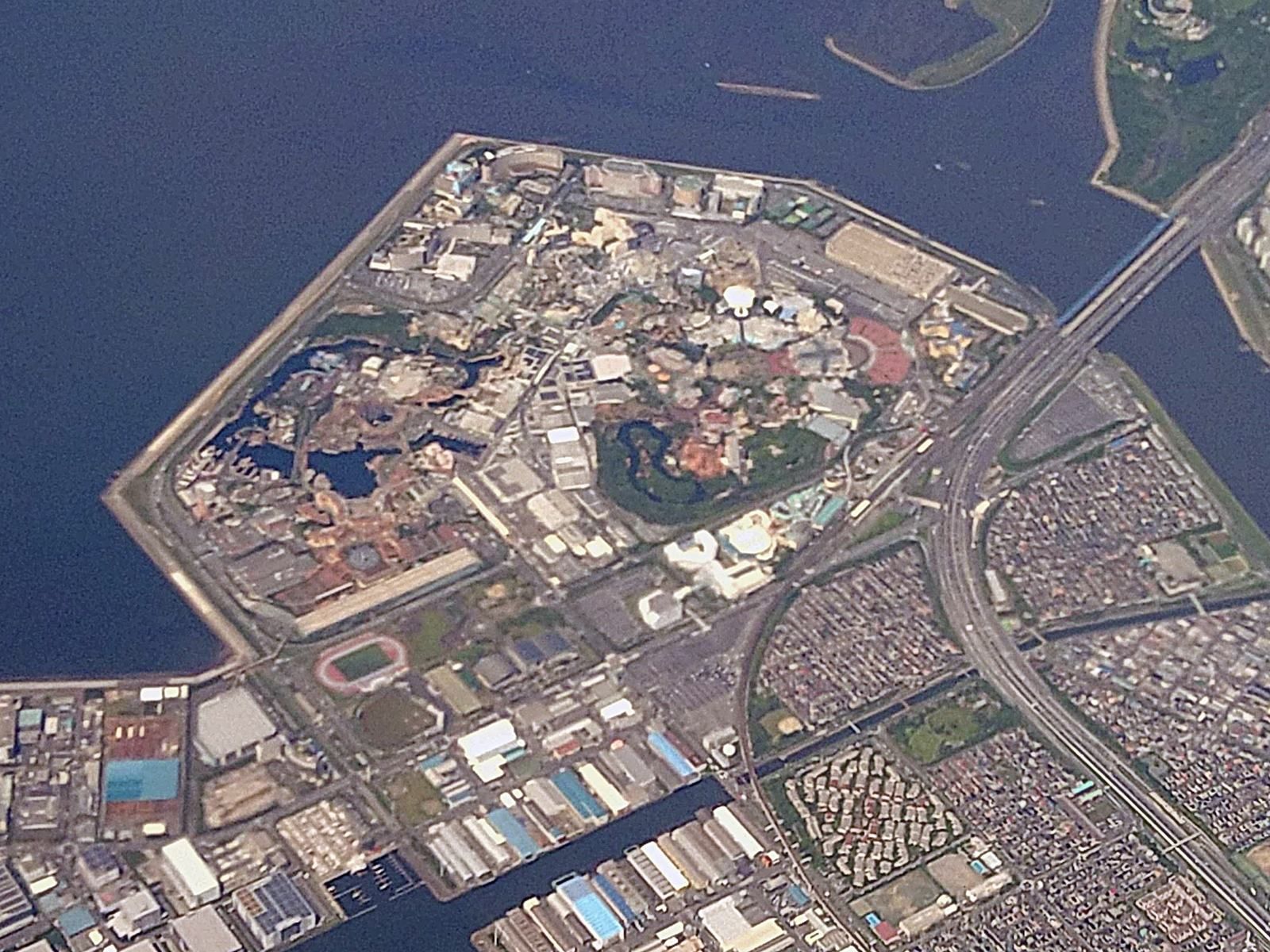 上空から見た東京ディズニーリゾート（ランドとシーが並んで写る航空写真）