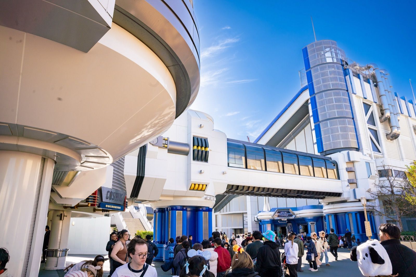 東京ディズニーランドのトゥモローランドにある未来的な建物