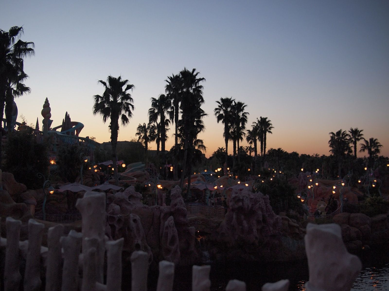 冬の夕暮れの東京ディズニーシー(マーメイドラグーンのあたり)