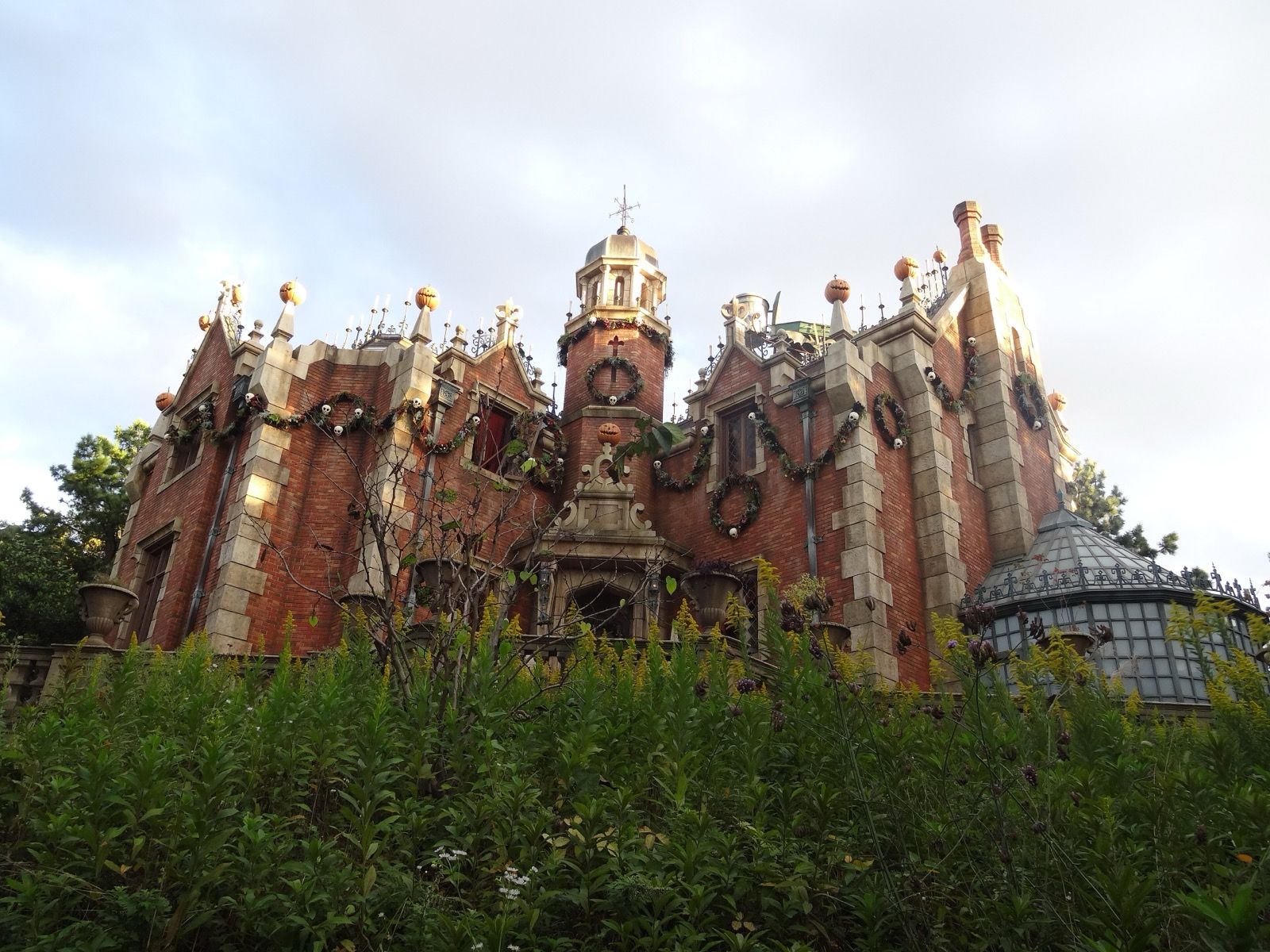 季節の飾りがついた東京ディズニーランド「ホーンテッドマンション」の外観（2014年撮影のイメージ）